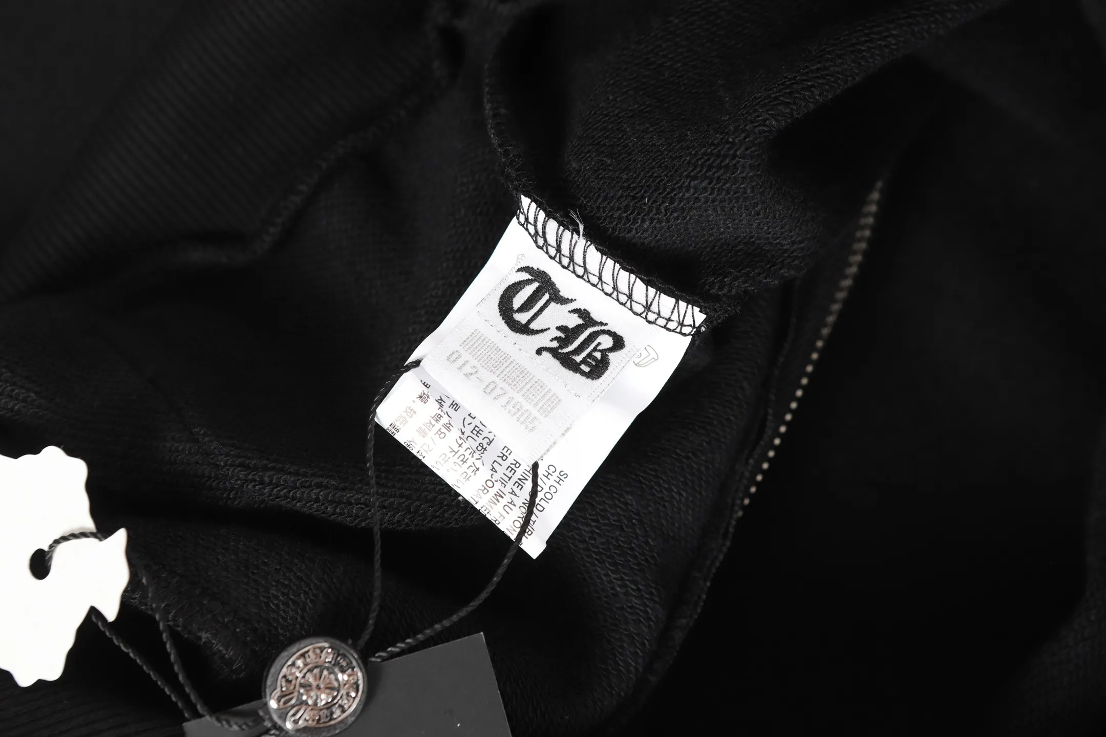 P250 K23 cross-border model, please do not place an order if you are pursuing quality - Chrome Hearts/Chrome Hearts 25ss foam horseshoe printed zipper sweatshirt cardigan jacket - High weight, high density and high quality, soft, delicate and skin-friendly wool, soft and silky to the touch, excellent warmth and skin-friendly properties - Custom-woven and custom-dyed, no color difference, no matter the fabric or workmanship details, beat the ordinary version on the market - Hardware zipper accessories are all customized, full of details -Colour: Black -Size: S M L XL
